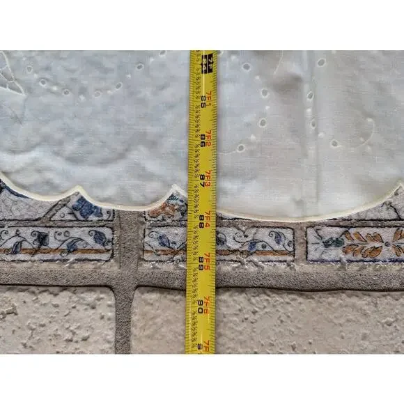 Vintage plastice WIPEABLE oval table cloth faux embroidery pattern 55" x 88" - Picture 2 of 8